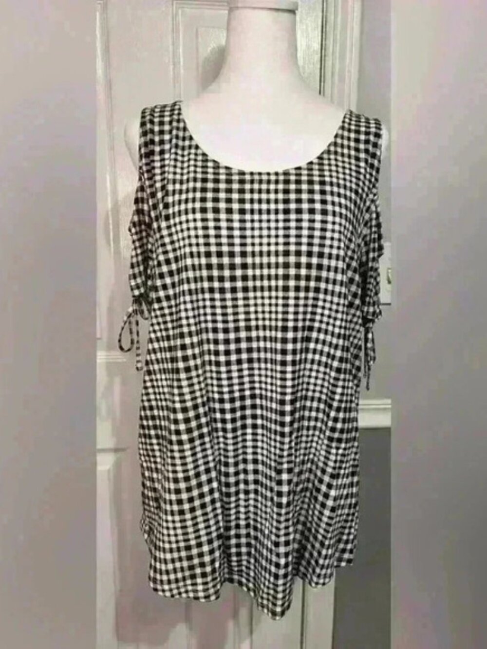Women’s Large Cold Shoulder black/white checked top perfect for Spring & Summer